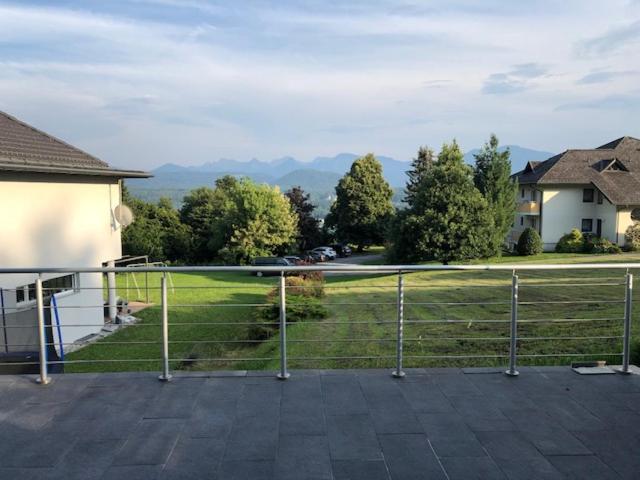 Velden View Ferienwohnung Mit Grosser Sonnenterrasse Und See- Und Karawankenblick Фельден-ам-Вертерзе Екстер'єр фото